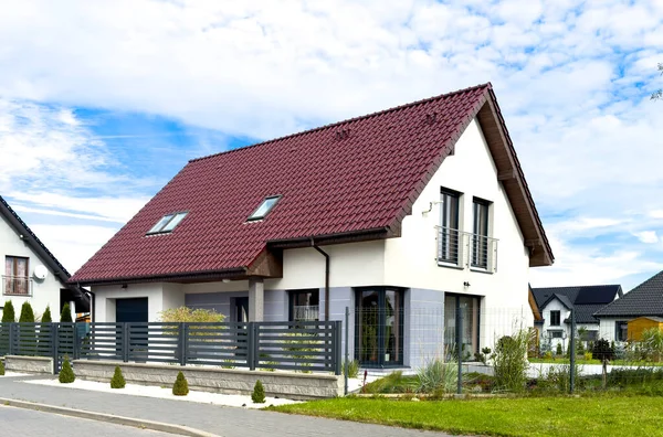 Polonya 'da tek kişilik şık bir aile evi. Sokaklardan, çitlerden ve çatıdan ana özellikler olarak görülüyor..