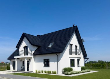 Polonya 'da modern beyaz bir banliyö evinin dışında. Çağdaş mimari soyut.