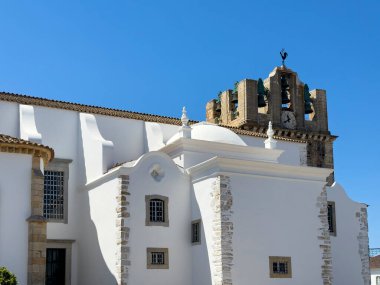 Portekiz 'in Faro şehrindeki eski kasaba kilisesi. Old Town 'un ana meydanı. Algarve bölgesi