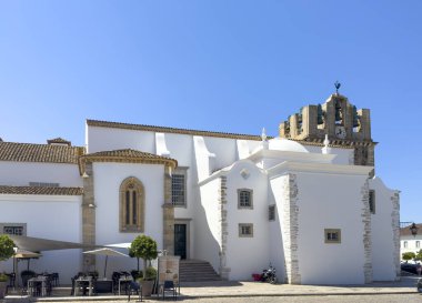 Portekiz 'in Faro şehrindeki eski kasaba kilisesi. Old Town 'un ana meydanı. Algarve bölgesi