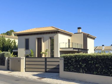 Portekiz, Olhos de Agua 'da modern bir ev. Tipik Portekiz mimarisi. Çağdaş konut soyut.