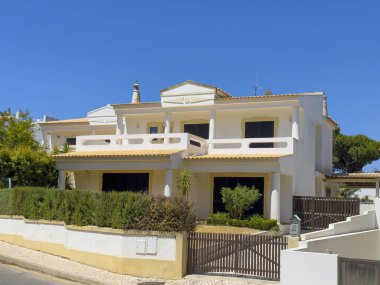 Portekiz 'in Olhos de Agua şehrinin modern mimarisi. Sokakta görülen zarif bekar aile evi..