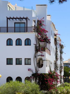 Portekiz 'in Olhos de Agua şehrinin modern mimarisi. Yeşil yemyeşil bitki örtüsüyle çevrili zarif apartmanlar..