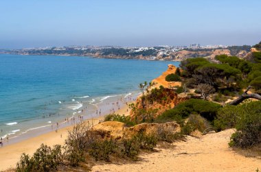 Algarve Portekiz 'in etkileyici kayalıkları. Albufeira bölgesinin yüksek kıyı şeridi, Olhos de Agua plajı..