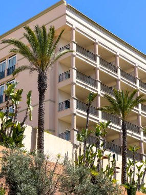 Portekiz 'deki soyut otel binası, tipik Portekiz bitki ve mimarisi. Güneşli yaz günü.