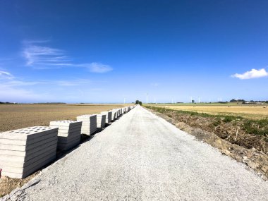 Yüzey olarak beton levhalar olan yeni bir yol yapma süreci. Yapı soyut