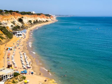 Olhos de Agua plajının yüksek manzarası, bir uçurumun tepesinde. Portekiz Algarve bölgesi, popüler turistik bölge.