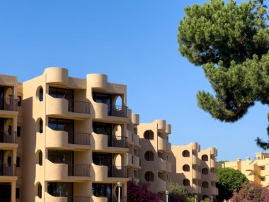 Tipik Portekiz mimarisi, modern bir apartmanın yuvarlak şekilli balkonları.