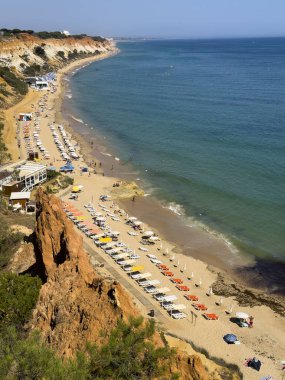 Olhos de Agua plajının yüksek manzarası, bir uçurumun tepesinde. Portekiz Algarve bölgesi, popüler turistik bölge.