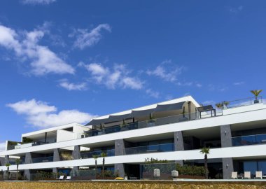 Albufeira Portekiz 'deki zarif otel binası. Pahalı ve lüks konaklama konsepti.