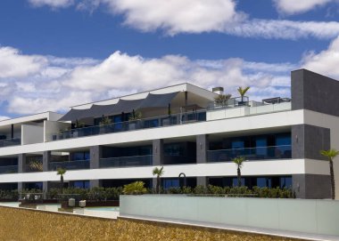 Albufeira Portekiz 'deki zarif otel binası. Pahalı ve lüks konaklama konsepti.