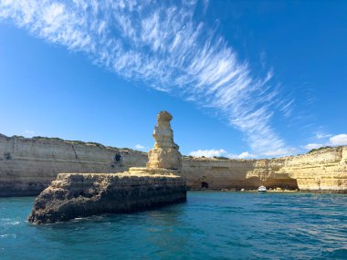 Algarve sahil şeridinin kayalıkları okyanustan görülüyor. Albufeira bölgesi, ünlü denizaltı şekilli kaya..