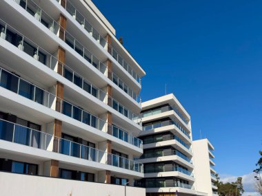 Modern otel binası perspektifi, mavi gökyüzü. Çağdaş mimari, lüks daireler..