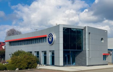 Polonya 'daki bir işletme merkezinin modern dış görünüşü. En kaliteli girişimciliğin merkezi..