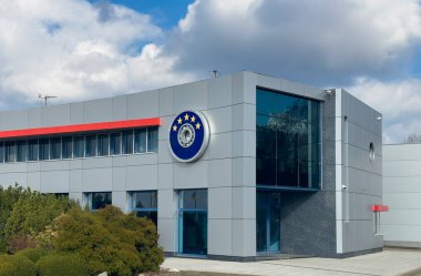 Polonya 'daki bir işletme merkezinin modern dış görünüşü. En kaliteli girişimciliğin merkezi..