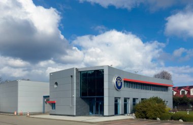 Polonya 'daki bir işletme merkezinin modern dış görünüşü. En kaliteli girişimciliğin merkezi..