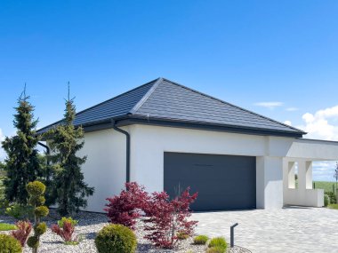 Modern bir banliyö evinin çift katlı garaj binası