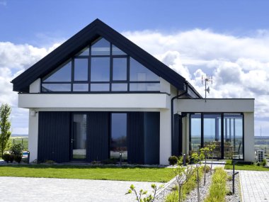 Polonya 'daki modern banliyö evi, ön manzara. Çağdaş mimari