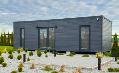 Tatil alanında gri renkli bir mobil ev. Tarım ve turnuva kavramı.