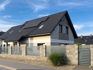 Polonya 'daki modern bekar aile evi. Çağdaş zarif mimari. Emlak ve konut kavramı.