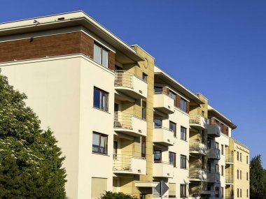 Polonya 'da şık bir apartman dairesi cephesi. Polonya 'nın modern mimarisi Gdynia.