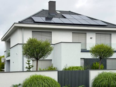 Zarif, bekar bir aile evinin cephesi. Modern mimari, alüminyum çitli zarif bir ön cephe. Emlak kavramı.