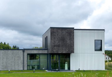 Banliyöde eşsiz bir modern mimarlık evi. Etrafı yemyeşil çimlerle çevrili kübik şekiller. 