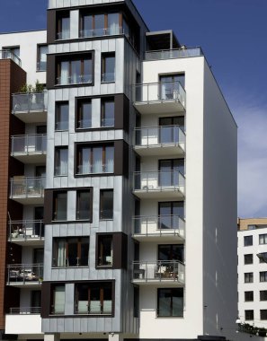 Polonya 'daki apartman binalarının modern mimarisi, Gdansk. Çağdaş tasarım gayrimenkul daireleri ve konutlar.