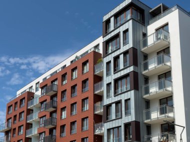 Polonya 'daki apartman binalarının modern mimarisi, Gdansk. Çağdaş tasarım gayrimenkul daireleri ve konutlar.