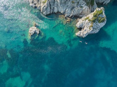 Porto Timoni 'ye yakın bir sahil şeridi, Korfu Adası. Yunanistan. Yunan kıyılarının berrak sularına daldırılan banyolar.