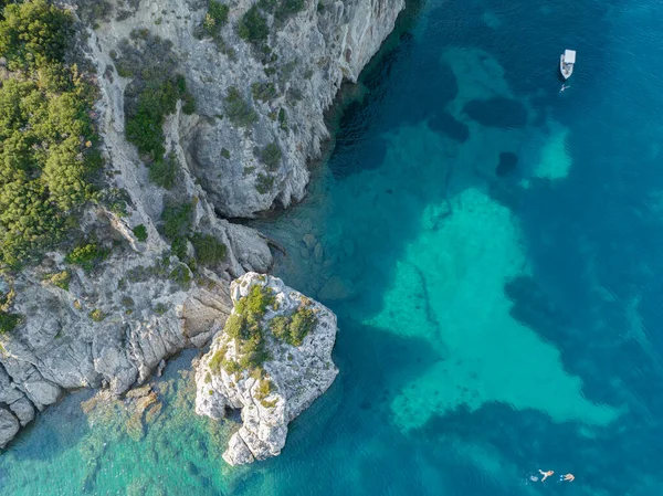 Vista Aérea Barco Atracado Perto Costa Ilha Corfu Mar Cristalino — Fotografia de Stock