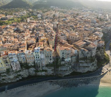 Tropea 'nın havadan görünüşü, kayalıklardaki evler. Çatı ve pencereler. Kasabanın genel görünüşü. Kumsal ve deniz. Calabria. İtalya