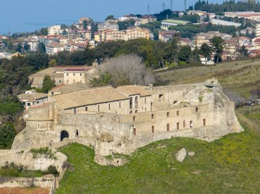 Norman Swabian kalesinin hava manzarası, Vibo Valentia, Calabria, İtalya