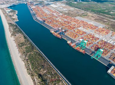 Gioia Tauro limanının havadan görünüşü, Calabria İtalya. Mal yükleme ve boşaltma işlemleri. Konteynır. İthalat ve ihracat. Küresel ticaret Malların gemiyle taşınması. Ulaşım. 31-08-2022