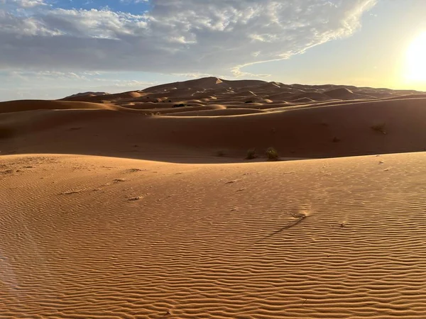 サハラ砂漠の砂丘 メルズーガ砂漠 砂丘の上に小さな波を形成する砂の粒 パノラマビュー 太陽を沈める モロッコ — ストック写真