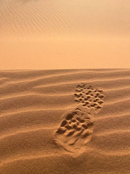 Schuhabdrücke Auf Einer Sanddüne Der Sahara Merzouga Sandkörner Bilden Kleine — Stockfoto