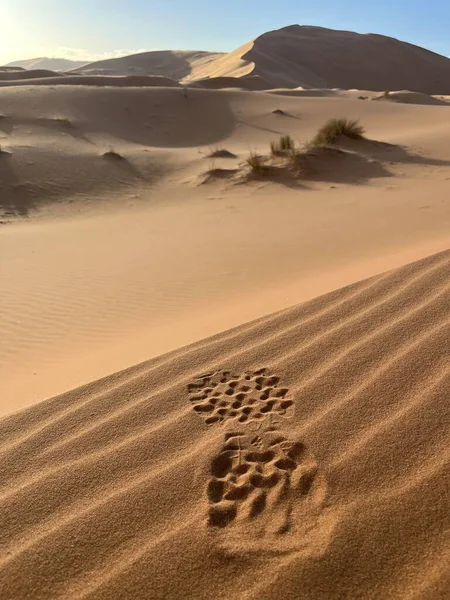 Cipőnyomok Egy Homokdűnén Szahara Sivatagban Merzougában Homokszemek Melyek Apró Hullámokat — Stock Fotó