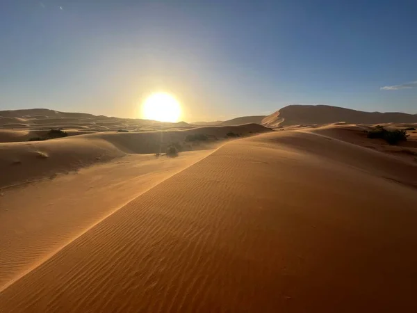 撒哈拉沙漠中的沙丘 Merzouga沙漠 沙丘上形成小波浪的沙粒 全景尽收眼底 日落了摩洛哥 — 图库照片