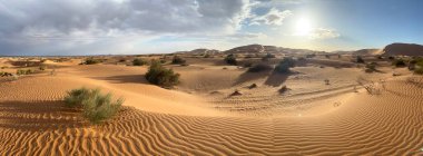 Sahra Çölü 'ndeki kum tepeleri, Merzouga Çölü, kum tepelerinde küçük dalgalar oluşturan kum taneleri, panoramik manzara. Güneş batıyor. Fas