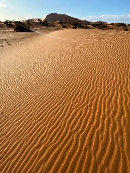 撒哈拉沙漠中的沙丘 Merzouga沙漠 沙丘上形成小波浪的沙粒 全景尽收眼底 日落了摩洛哥 — 图库照片