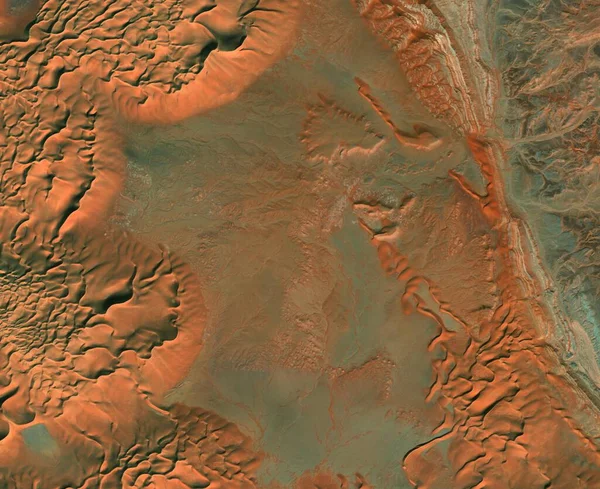利比亚沙漠 风景和山脉的卫星图像 撒哈拉沙漠自然景观和空中景观 全球变暖和气候变化 此图像的元素由美国国家航空航天局提供 — 图库照片