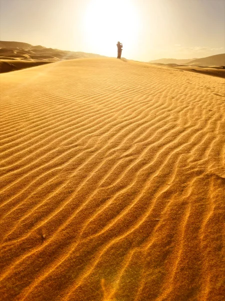 撒哈拉沙漠中的沙丘 Merzouga沙漠 沙丘上形成小波浪的沙粒 全景尽收眼底 日落了一个拍照的女孩的轮廓 摩洛哥 — 图库照片