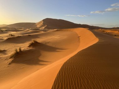 Sahra Çölü 'ndeki kum tepeleri, Merzouga Çölü, kum tepelerinde küçük dalgalar oluşturan kum taneleri, panoramik manzara. Güneş batıyor. Fas