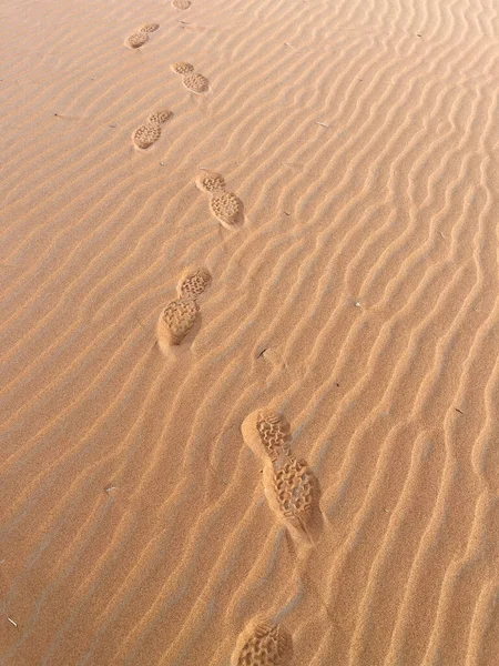 Отпечатки Обуви Песчаной Дюне Пустыне Сахара Мерзуга Зерна Песка Образуют — стоковое фото