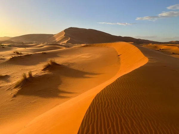 Θίνες Στην Έρημο Σαχάρα Στην Έρημο Μερζούγκα Κόκκοι Άμμου Σχηματίζοντας — Φωτογραφία Αρχείου