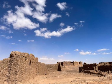Merzouga, Fas, Afrika, Sahra Çölü 'ndeki panoramik yol, antik ve terk edilmiş bir göçebe köyünde, Kara Dağ bölgesinde fosil madenleri yakınında, mavi gökyüzü ve beyaz bulutlar
