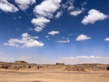 Merzouga, Fas, Afrika, Sahra Çölü 'ndeki panoramik yol, antik ve terk edilmiş bir göçebe köyünde, Kara Dağ bölgesinde fosil madenleri yakınında, mavi gökyüzü ve beyaz bulutlar