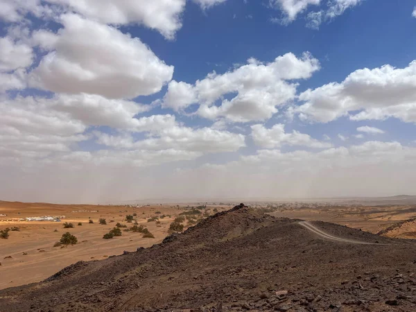 美しい砂丘 ヤシの木やテントキャンプ 4旅行 青い空と白い雲を眺めながら サハラ砂漠のメルツーガ モロッコ アフリカ パノラマ道路 — ストック写真