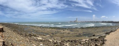 Kazablanka, Fas, Afrika: Atlantik Okyanusu ve Hasan II Camii ve minare manzarası, Kral 2. Hasan 'ın rehberliğinde Michel Pinseau tarafından yapılmış ve Faslı sanatçılar tarafından tüm krallıktan inşa edilmiştir.