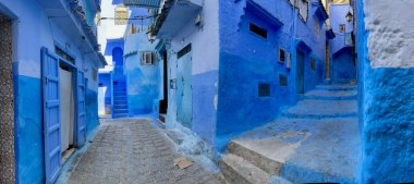 Fas, Afrika: Chefchaouen 'in Medine' sindeki sokaklar, aynı zamanda Chaouen olarak da bilinir, 1471 'de kurulmuş, mavi renkli binalarıyla ünlü, lakabı Mavi Şehir.